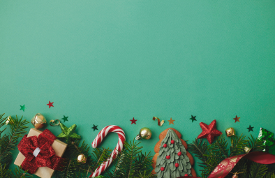 Grønt baggrundsbillede med julepynt.